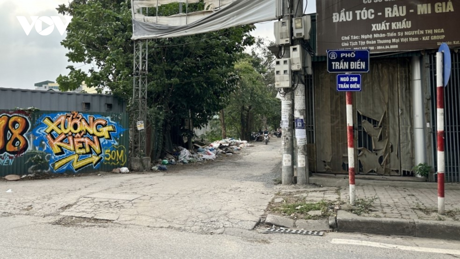Rác thải ngập mương tiêu nước khu dân cư ở Định Công, Hà Nội